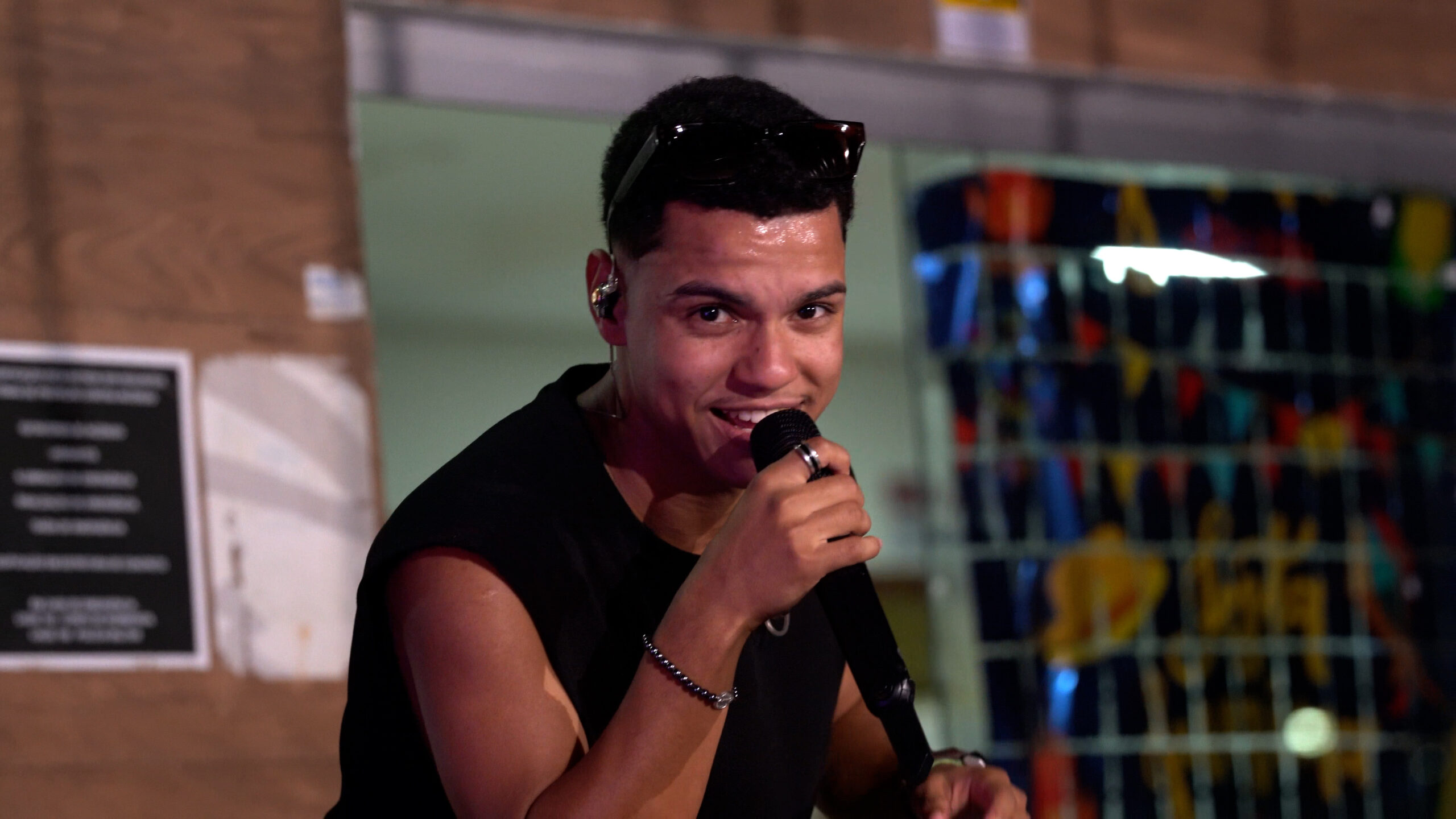 Pedrão Eunápolis 29.6.25 - video thumbnail showing a female singer pointing toward the camera with red stage lights