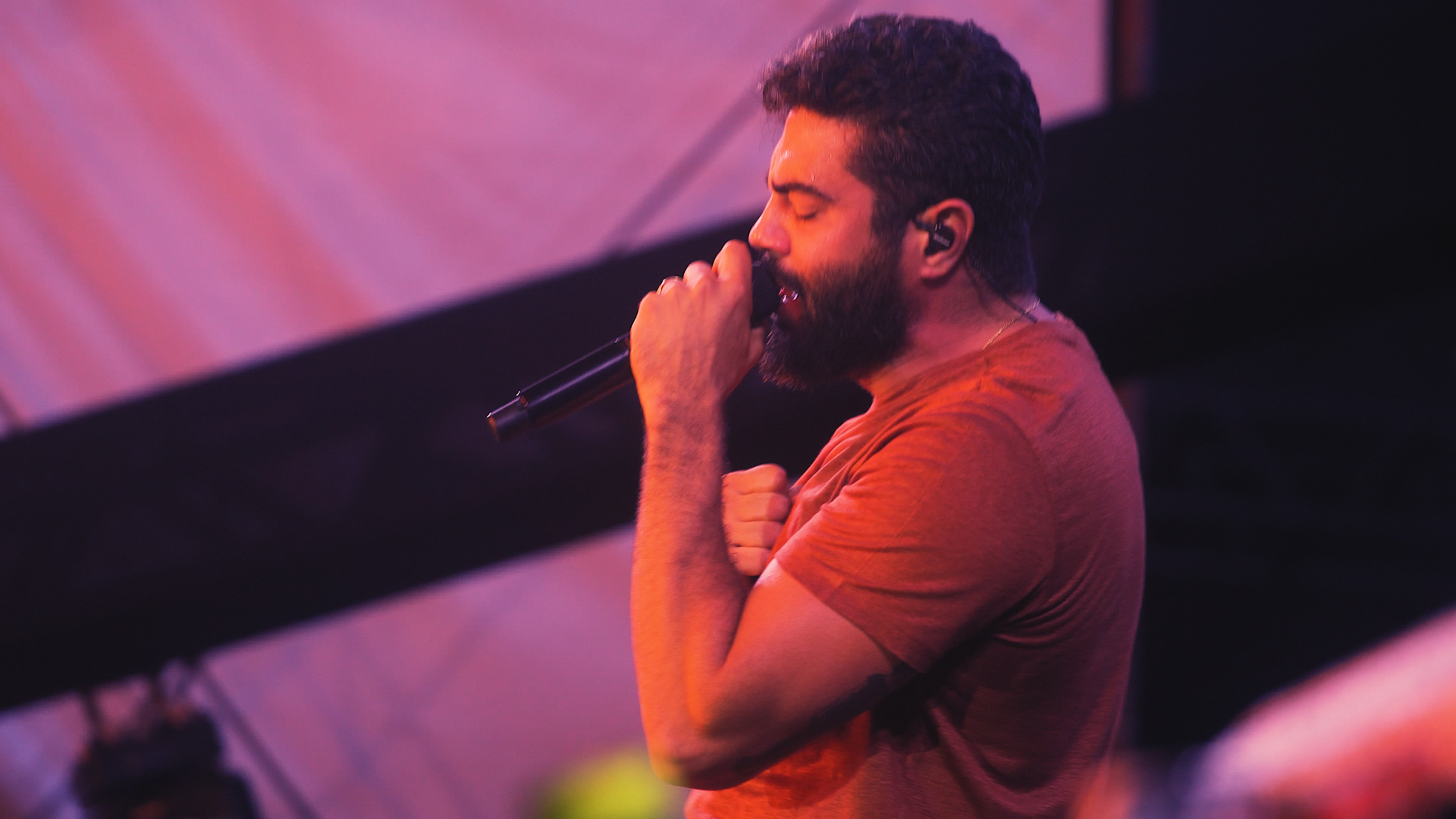 Pedrão Eunápolis 29.6.25 - video thumbnail showing a female singer pointing toward the camera with red stage lights