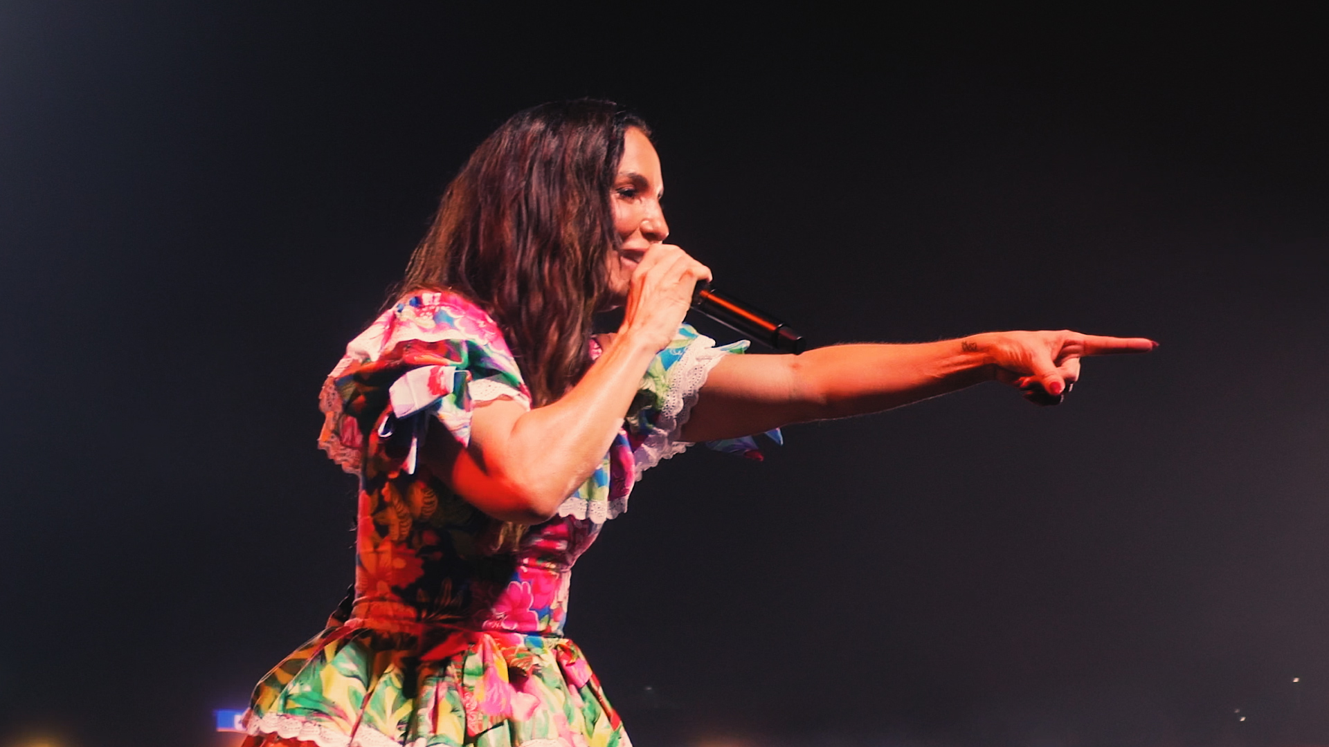 Pedrão Eunápolis 29.6.25 - video thumbnail showing a female singer pointing toward the camera with red stage lights